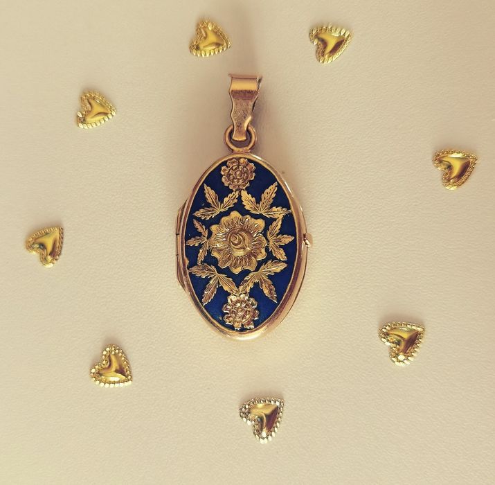 Pandantiv vechi din aur de 18K si email