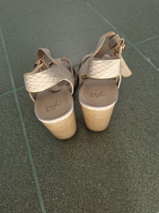 Дамски сандали в бежав цвят