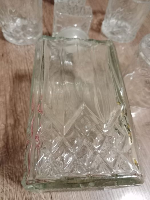 Графин и 4 бокала.