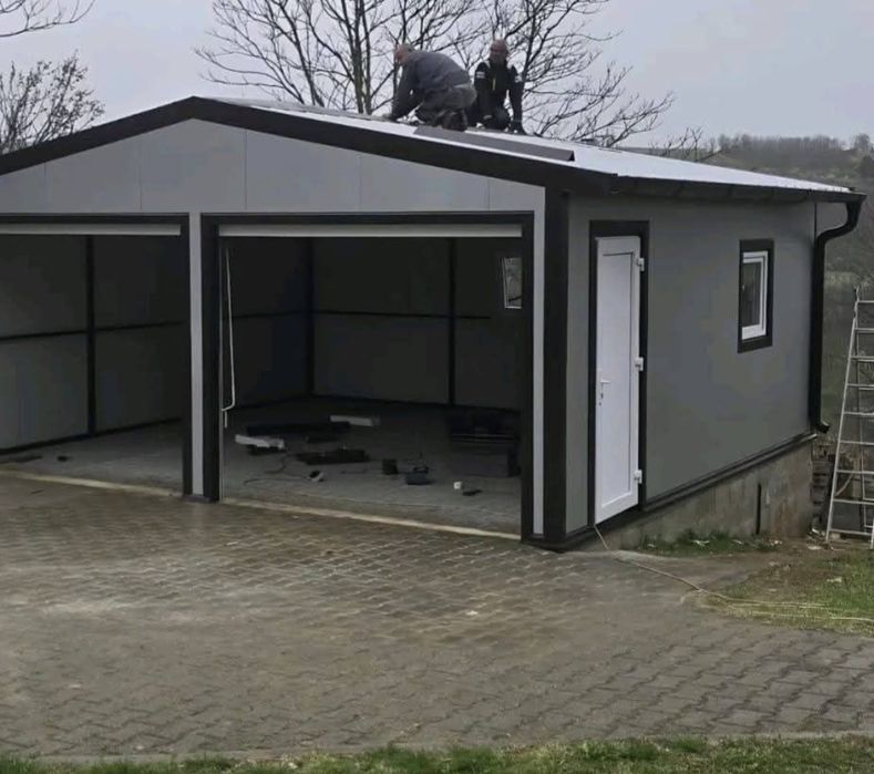 Garaje moderne pe structură metalică și panouri sandwich, ideale pentru adăpostirea automobilelor. Construcție solidă și durabilă, cu un design atract