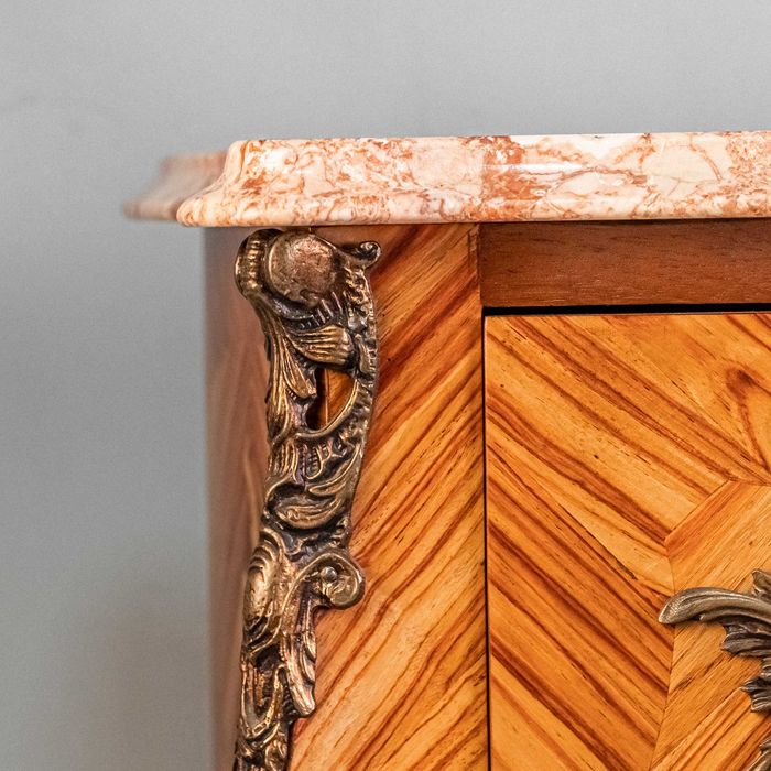 Антикварный комод в классическом стиле