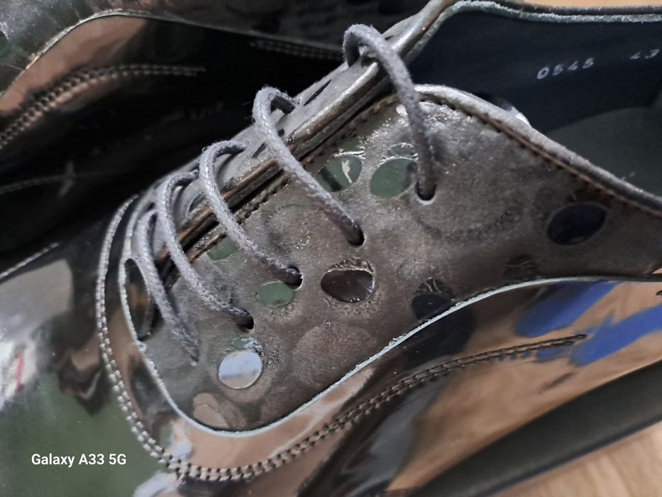 Vand pantofi bărbătești din piele naturala lacuită  pentru ocazii.
Mar