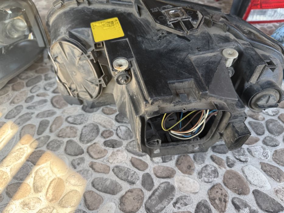 Десен фар Audi A3 8P – за части (спукано стъкло)