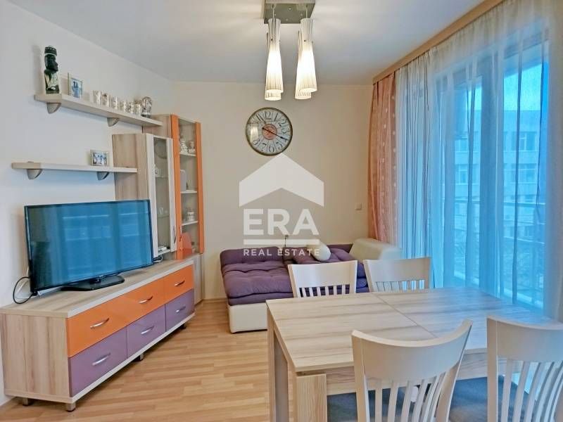 Приятен мебелиран тристаен апартамент в жилищна сграда