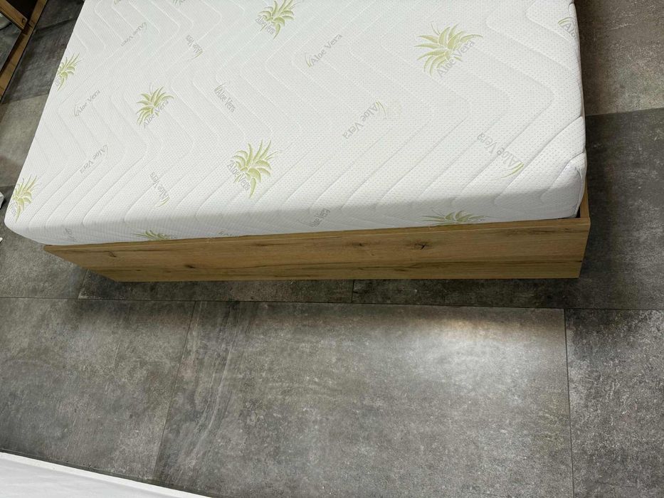 Pat matrimonial modern din lemn