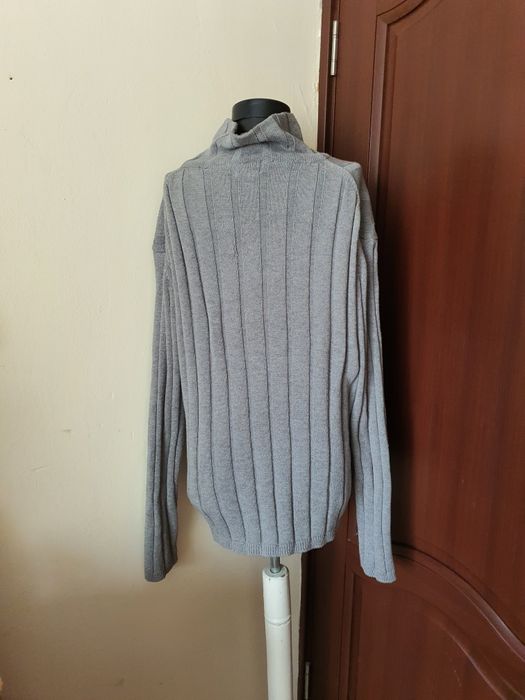 Pulover gri pe gat