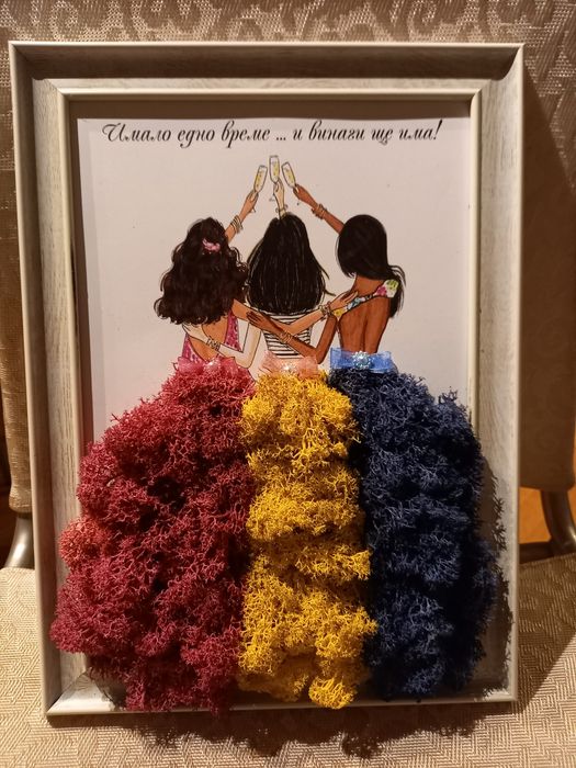 Картина със скандинавски мъх и естествени розови пъпки.