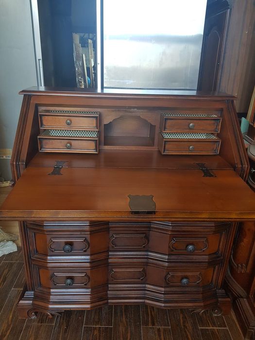 Set mobilier lemn masiv compus din biblioteca si secretar