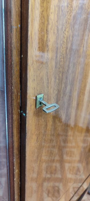 Шкаф сервант в идеальном состоянии