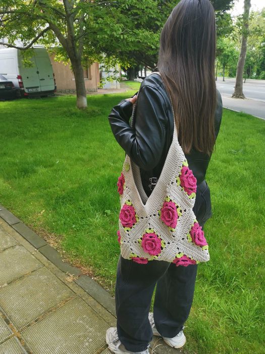 Чанта ръчно плетиво с мотив роза