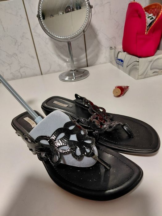 Papuci  negri ,lucioas, geox ,mas 39 ,stare foarte buna