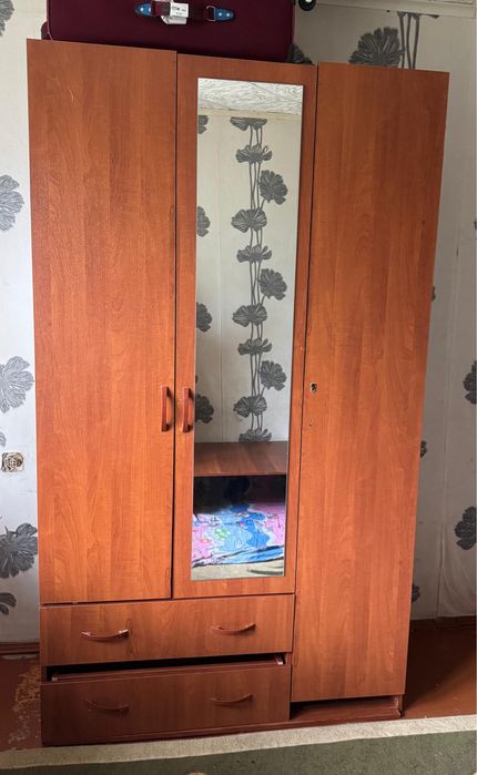 Шкаф с окноми спалный