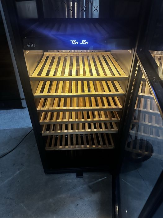 Хладилна витрина за вино