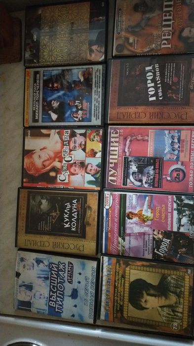 Диски DVD.    диски, видео кассеты