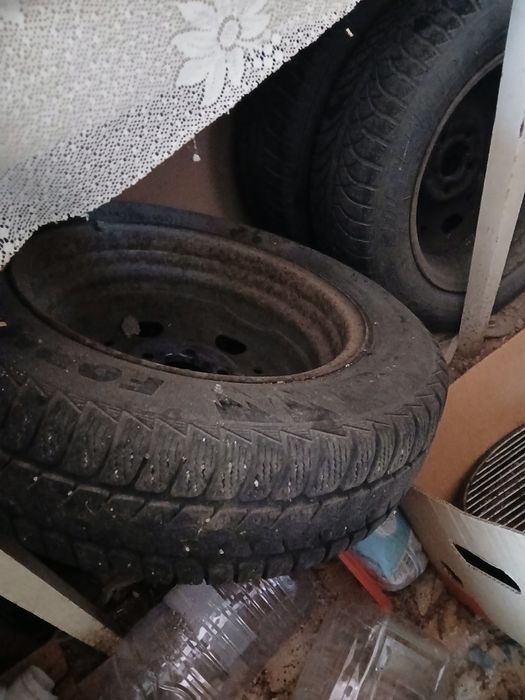 Vand 165/70/14 cu tot cu jante