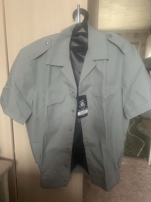 Рубашка с коротким рукавом.