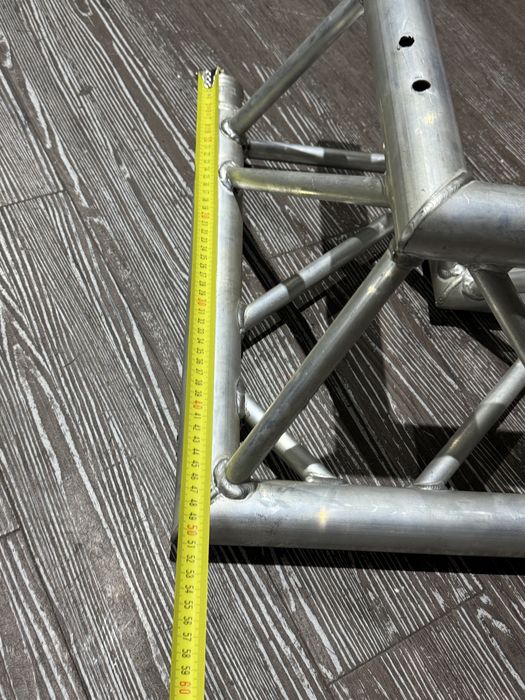 Триъгълна ферма за осветление