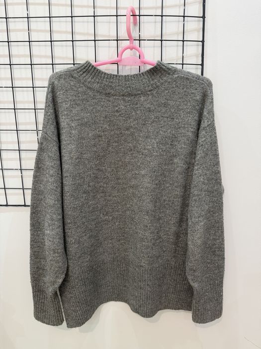 Серый свитер H&M