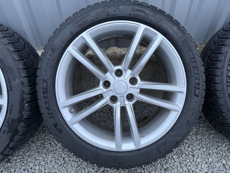 Roti tesla model s jante anvelope iarna 245 45 19 michelin 5x120