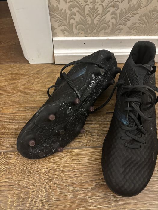 Adidasi fotbal cu crampoane , marimea 40