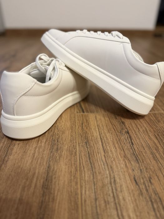Vand adidasi eleganti NOI