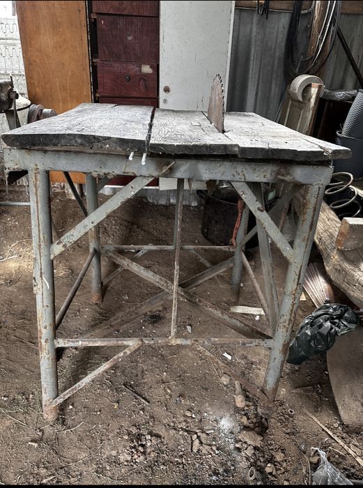 Vând circular electric cu masa din fier