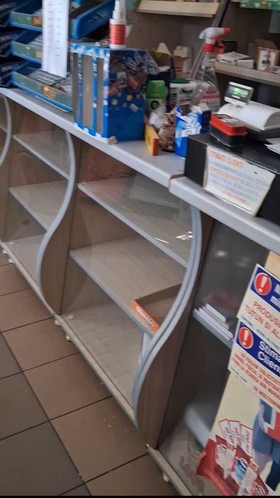 Vând rafturi magazin si vitrina frigorifică