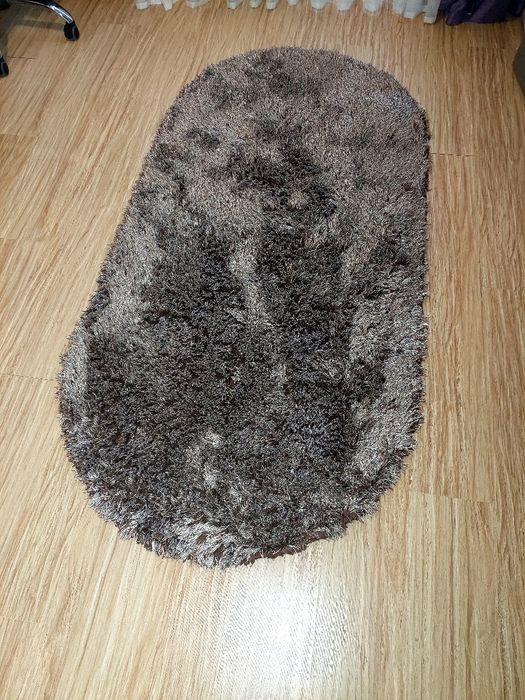 Covor pufos aproape nou !