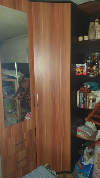 Срочно продам шкаф угловой
