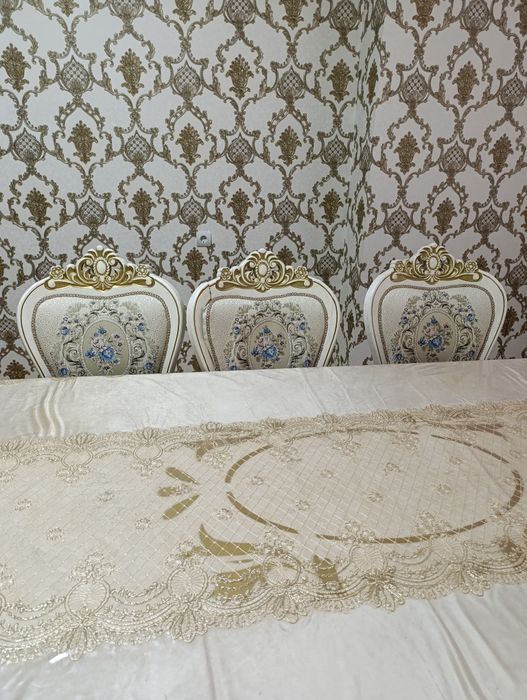 Stol stul boʻyi 2,70ga 1.20. 9ta stuli butun. Stolni oyoqlari echiladi