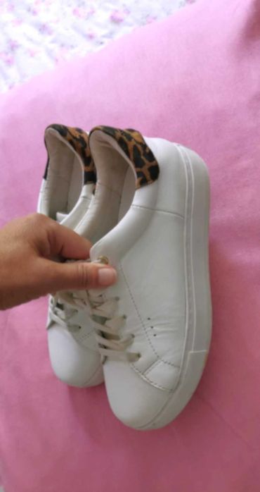 Бели кецове - Kurt Geiger