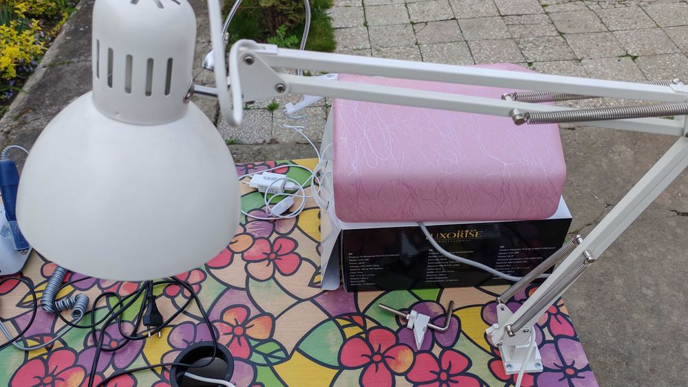 Vând produse și accesorii pentru manichiura