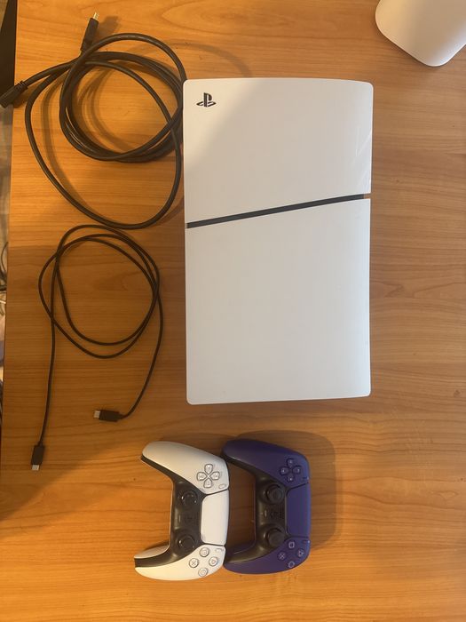 PlayStation 5 Slim (Disc Edition)  2 оригинални DualSense контролера (бял и лилав)  HDMI кабел  Захранващ кабел  Оригинална кутия на PS5,power cable.