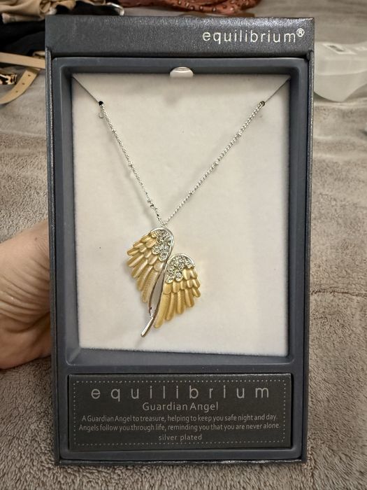 Бижу от Дубай  - синджирче с висула “Ангелски криле”.