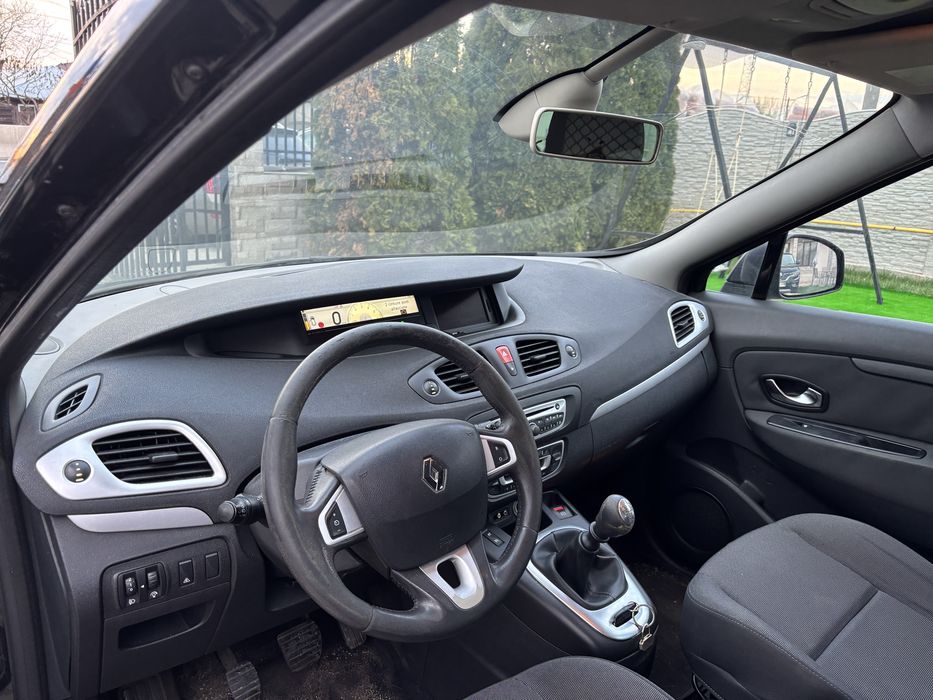 Dezmembrez renault grand  scenic  3  cu 7 locuri 1.5 dci 110 cp  2011