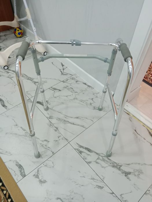 Продам ходунки новые