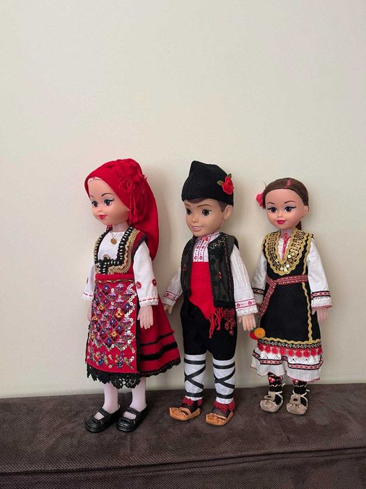 Кукли в народни носии