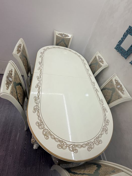 Роскошный стол со стульями