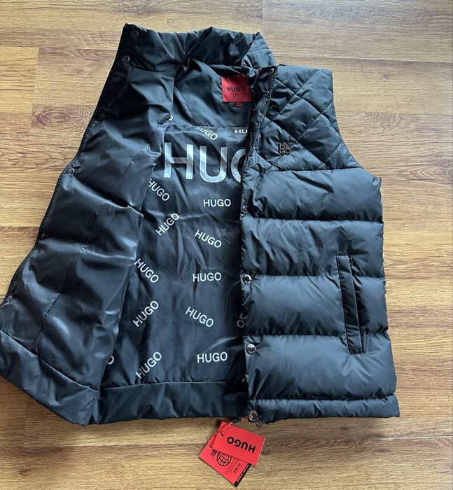 Мъжки,черен елек Hugo BOSS с метално лого и ципове на джобовете