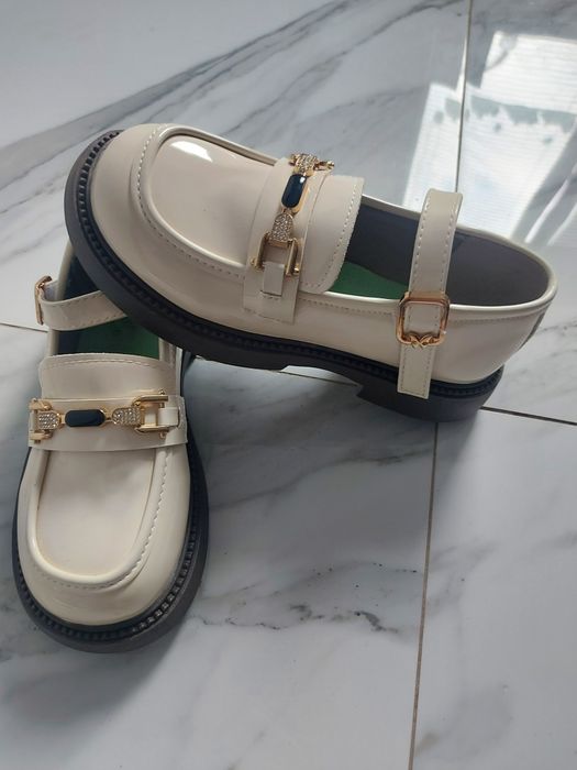 Много красиви обувки за момиче