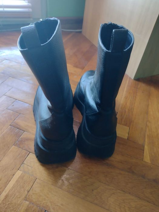 Зимни обувки Bershka номер 35.5