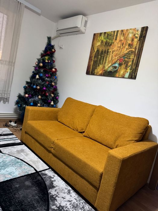 Vând canapea fixă 3 locuri galben muștar