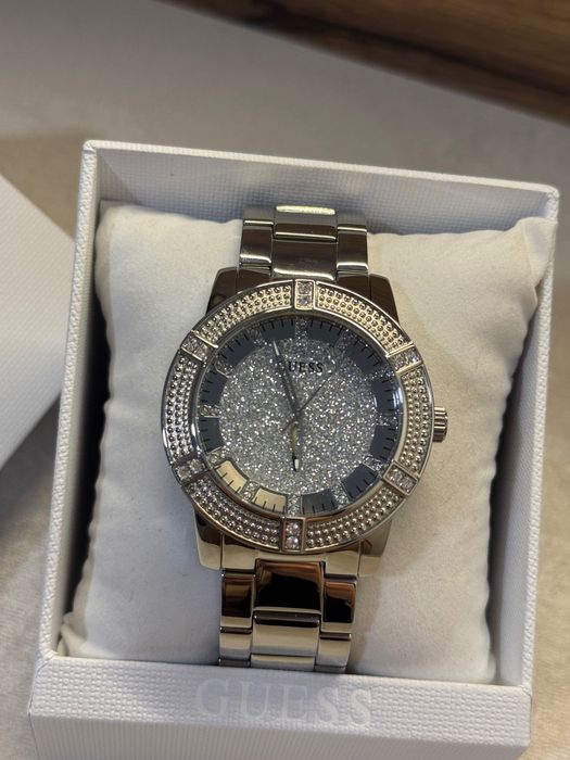 Кварцов часовник на Guess