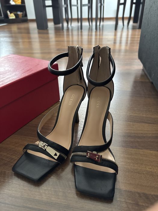 Кожени токчета със златен цип GUESS