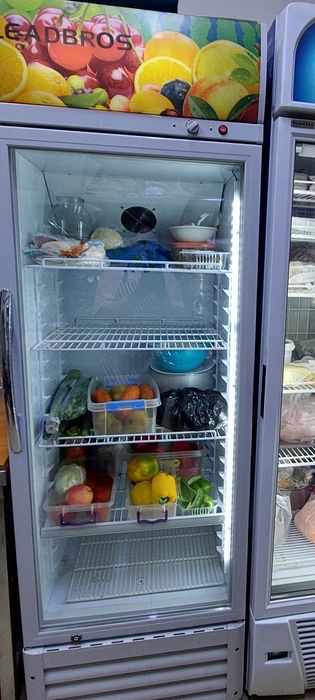Продам витринный холодильник