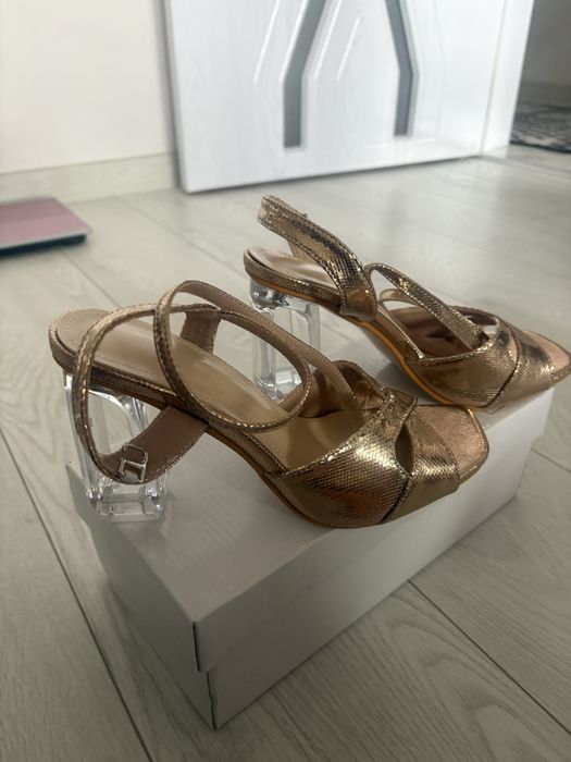 Сандали със стъклен ток " страхотни"