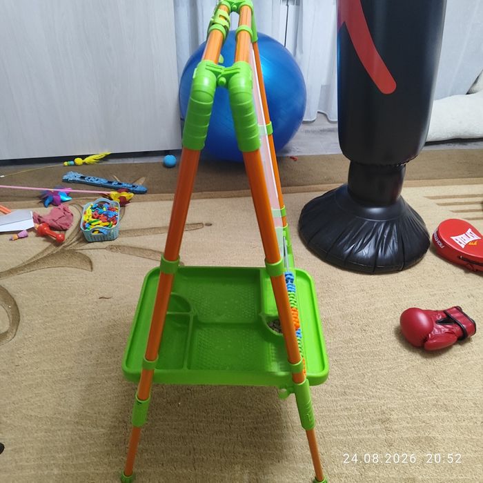 Продам доску для рисования и кукольный домик
