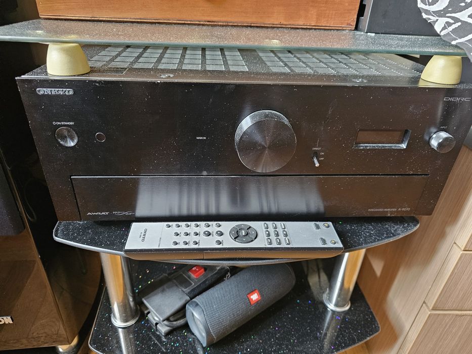 Продавам висок клас усилвател ONKYO -A9070 нов.
