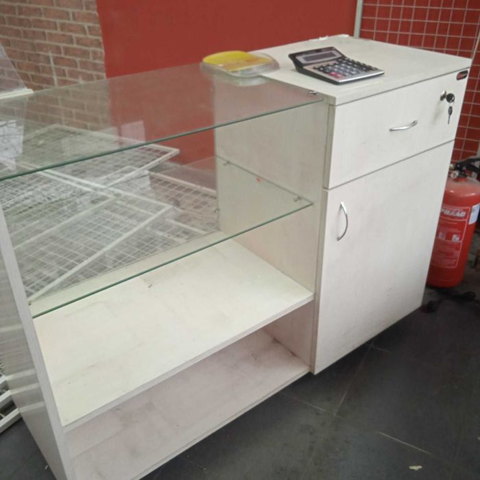 Работно бюро със стакло