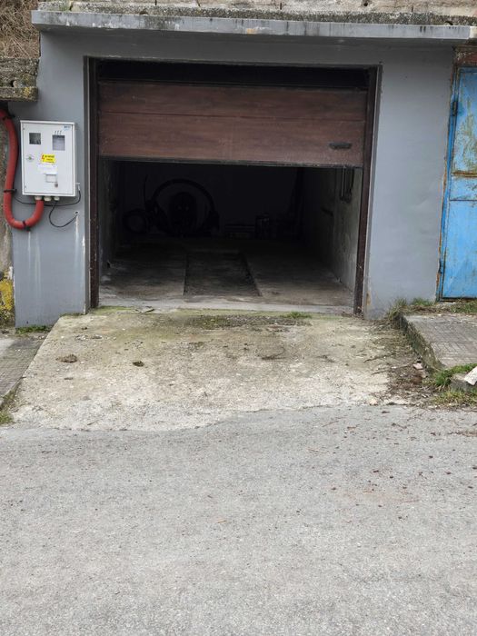 Гараж под наем, център срещу БЧК партида на трифазен ток.